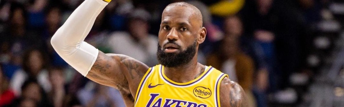 詹姆斯防守篮板超科比大腿！41岁30分场次联盟第二！